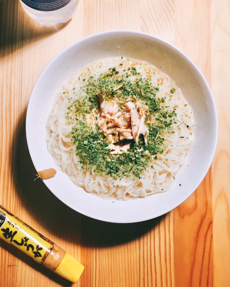 はましゃか ごまだれそうめん という最高の食べ物を編み出してしまったので見て みそ 砂糖を大さじ1 適当 で混ぜて めんつゆを規定の水の量で割ったのと混ぜる すりごま大量投入 サラダチキン 1 3 をちぎってタレにつけておく 素麺にかける