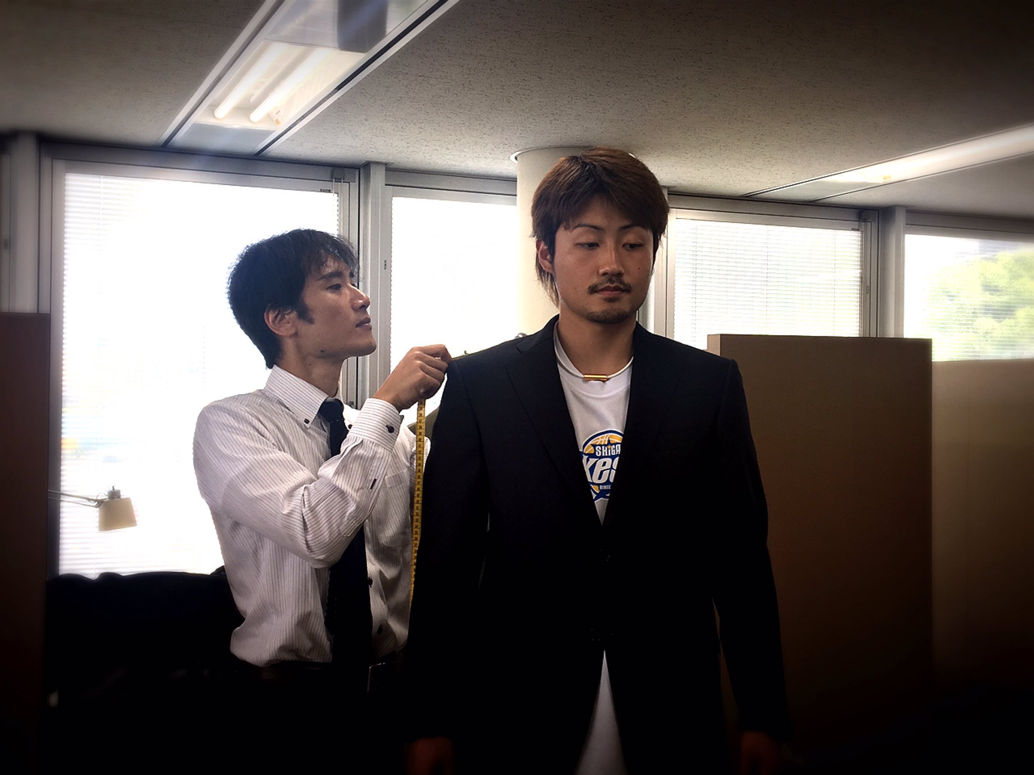 滋賀レイクス Shiga Lakes 本日選手たちはスーツ シャツの採寸を行いました スーツサプライは メルボ紳士服工業 様 今季もサプライありがとうございます 選手達のカッコイイスーツ姿をお楽しみに レイクス10周年 B Lakes Bリーグ