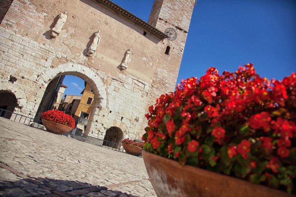 UmbriaTourism's tweet photo. "La campana del tempio tace, ma il suono continua ad uscire dai fiori."
Basho
L'estate è colorata di rosso, fra le vie quiete di #Spello. https://t.co/h5Z3fvbCxZ