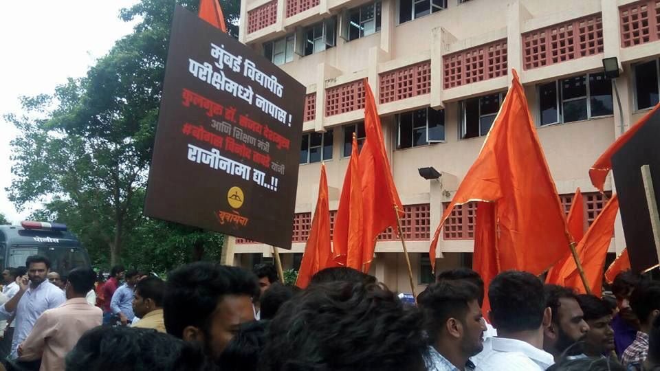 AmolGKirtikar's tweet photo. साडेतीन लाख विद्यार्थ्यांचे शैक्षणिक जीवन धोक्यात टाकणाऱ्या मुंबई विद्यापीठाच्या भोंगळ कारभाराविरोधात युवासेनेतर्फे तीव्र आंदोलन केले. https://t.co/IDMMep83qb