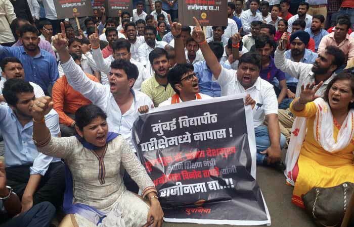AmolGKirtikar's tweet photo. साडेतीन लाख विद्यार्थ्यांचे शैक्षणिक जीवन धोक्यात टाकणाऱ्या मुंबई विद्यापीठाच्या भोंगळ कारभाराविरोधात युवासेनेतर्फे तीव्र आंदोलन केले. https://t.co/IDMMep83qb