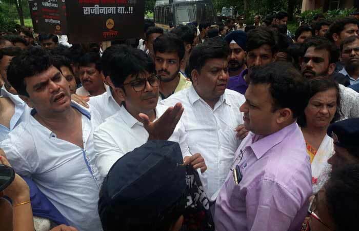 AmolGKirtikar's tweet photo. साडेतीन लाख विद्यार्थ्यांचे शैक्षणिक जीवन धोक्यात टाकणाऱ्या मुंबई विद्यापीठाच्या भोंगळ कारभाराविरोधात युवासेनेतर्फे तीव्र आंदोलन केले. https://t.co/IDMMep83qb