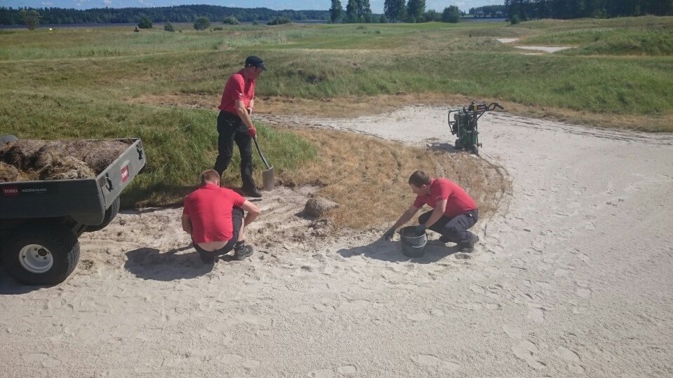 Huoltohalli's tweet photo. Tough guys. #giantbunker #southeastcourse #bunker #kytäjägolf #kytajagolf https://t.co/eDMXG9tpP6