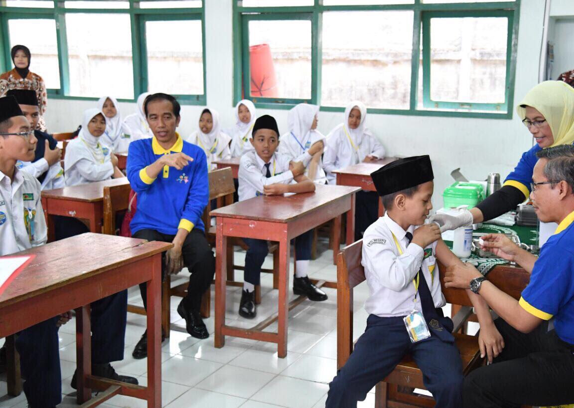 jokowi's tweet photo. Bawa anak2 imunisasi, biar gak kena campak dan virus. Bapak ibu pasti bahagia kalau anak2 tumbuh sehat dan cerdas –Jkw https://t.co/GTjZFbzsfc