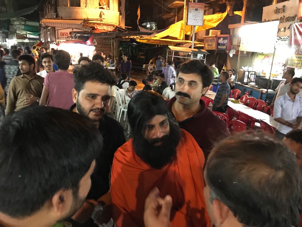 CBTK_TheMovie's tweet photo. #CBTK's #Yoga #Baba at #Manekchowk! Watch the Movie today! Get 100Rs. #cashback, #promocode CHORBANI => https://t.co/heHxhw8B1g on @Paytm https://t.co/qD18oAVGdQ