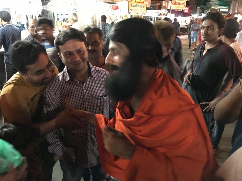 CBTK_TheMovie's tweet photo. #CBTK's #Yoga #Baba at #Manekchowk! Watch the Movie today! Get 100Rs. #cashback, #promocode CHORBANI => https://t.co/heHxhw8B1g on @Paytm https://t.co/qD18oAVGdQ