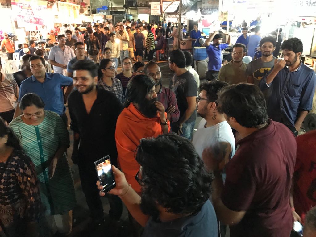 CBTK_TheMovie's tweet photo. #CBTK's #Yoga #Baba at #Manekchowk! Watch the Movie today! Get 100Rs. #cashback, #promocode CHORBANI => https://t.co/heHxhw8B1g on @Paytm https://t.co/qD18oAVGdQ