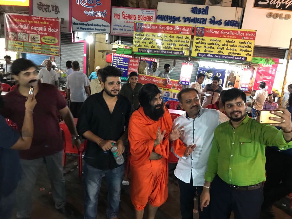 CBTK_TheMovie's tweet photo. #CBTK's #Yoga #Baba at #Manekchowk! Watch the Movie today! Get 100Rs. #cashback, #promocode CHORBANI => https://t.co/heHxhw8B1g on @Paytm https://t.co/qD18oAVGdQ