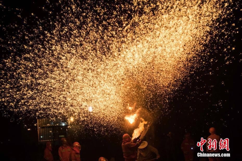 Showers of molten iron, a stunning fireworks alternative, light up #China arts fest goo.gl/xbEr52