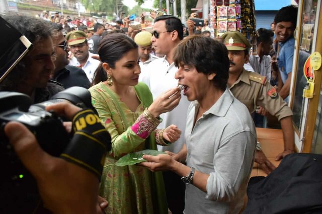 JeetShobhanty's tweet photo. @iamsrk @AnushkaSharma team #JHMSInVaranasi 
Banarasi paan wala cheers!
#Jiya_raja Best wishes for #JHMS https://t.co/qD3TyvWx1W