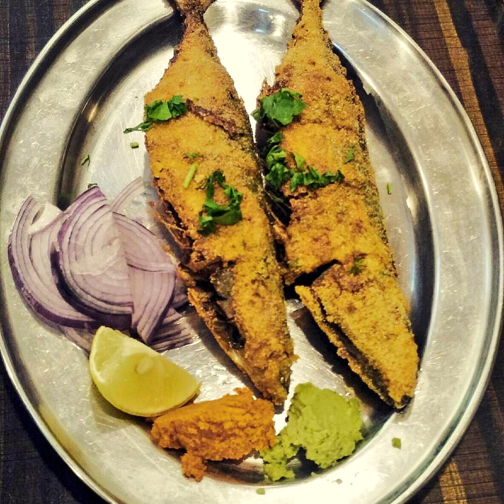 GardeSan's tweet photo. #Surmaicurry and #BangdaFry
#Lunch at Fish O Fish near Karve statue, #Pune
#foodies #seafood #fishfry #fishcurry https://t.co/zMdvUGHbP4