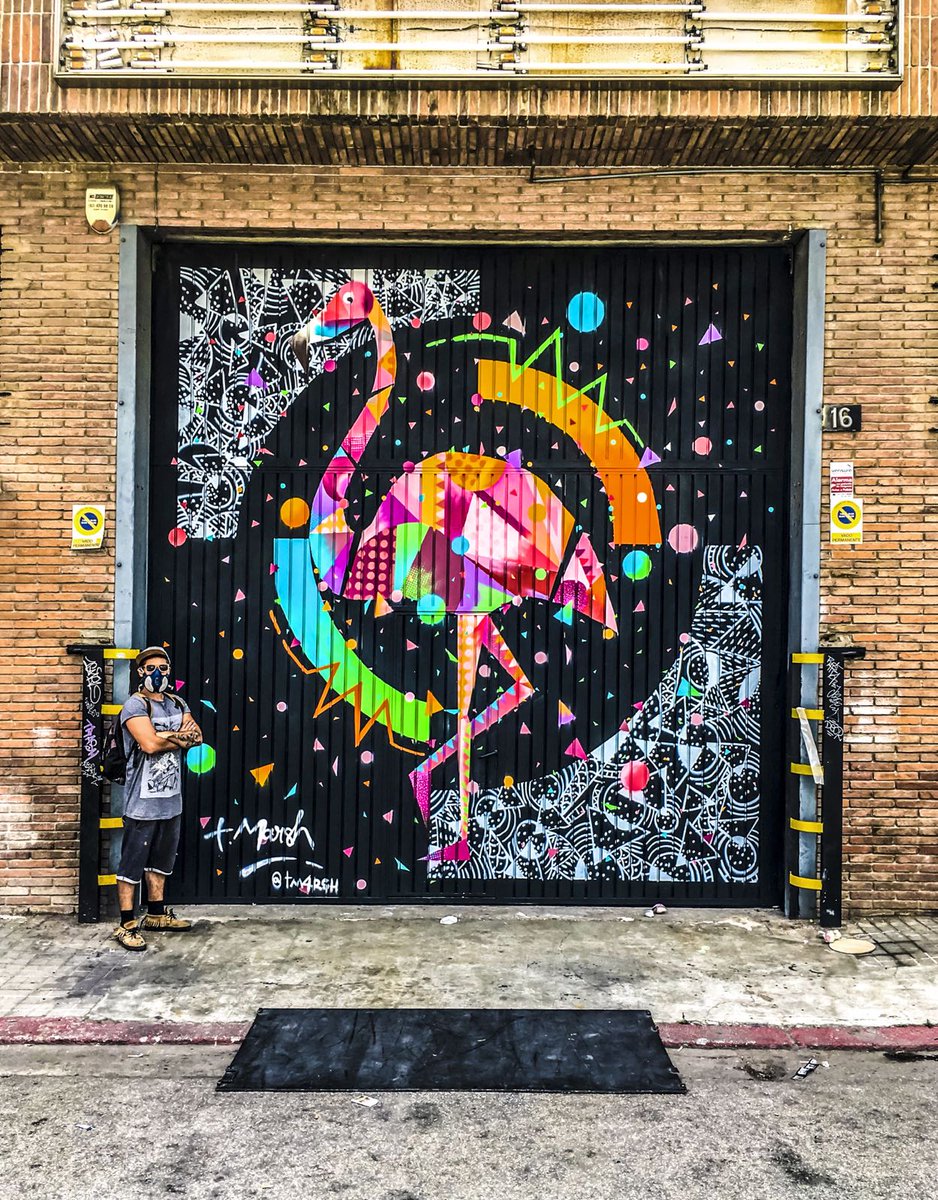 Tim Marsh pintó su flamenco en una de nuestras puertas. + info facebook.com/urbanartbcn/ #ArtWork #UrbanArt #StreetArt