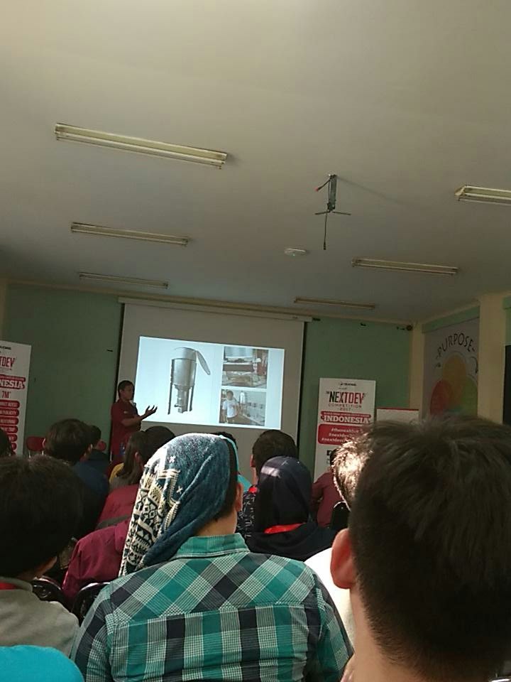 mayanti_24's tweet photo. Penjelasan Aa Gibran yg santai& seru semakin memudahkan untuk mencerna Materi yg disampaikan #TheNextDevBandung #NextDev2017 @the_nextdev https://t.co/vMol2z5ni0