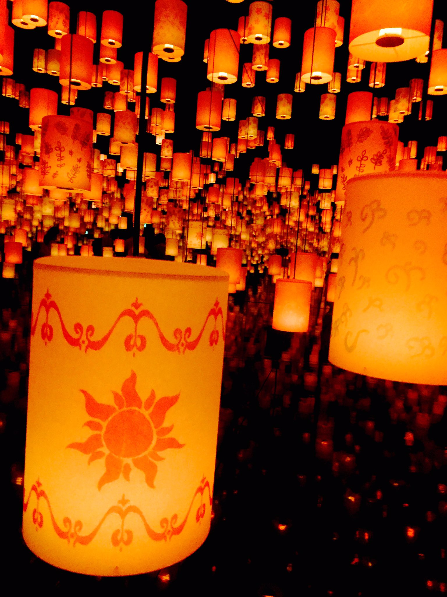 Uzivatel Disney すき Na Twitteru 本日から開催のラプンツェルのランタン ものすごく綺麗でビックリ 何回も出入りokです 今日は1時頃に行った時は5分待ちで中に2組ずつでしたが 4時頃は10分待ちで5組ぐらい一緒に入りました ラプンツェル ディズニー