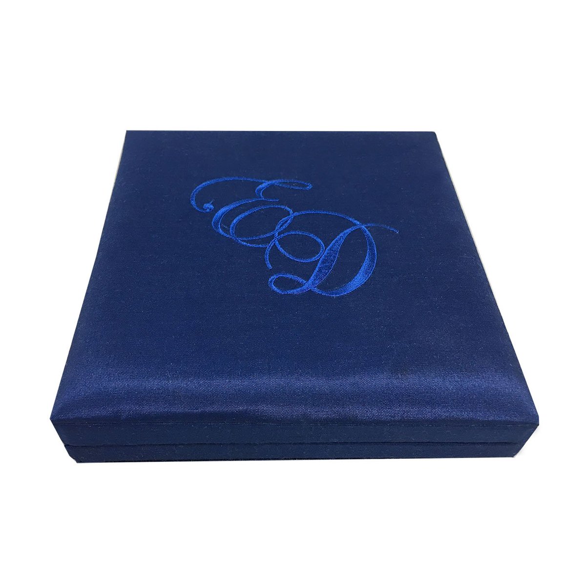 Monogram Embroidered Royal Blue Square Silk Wedding Invitation Box
denniswisser.com/product/monogr… #monograminvitations #weddingboxes #thaisilkbox