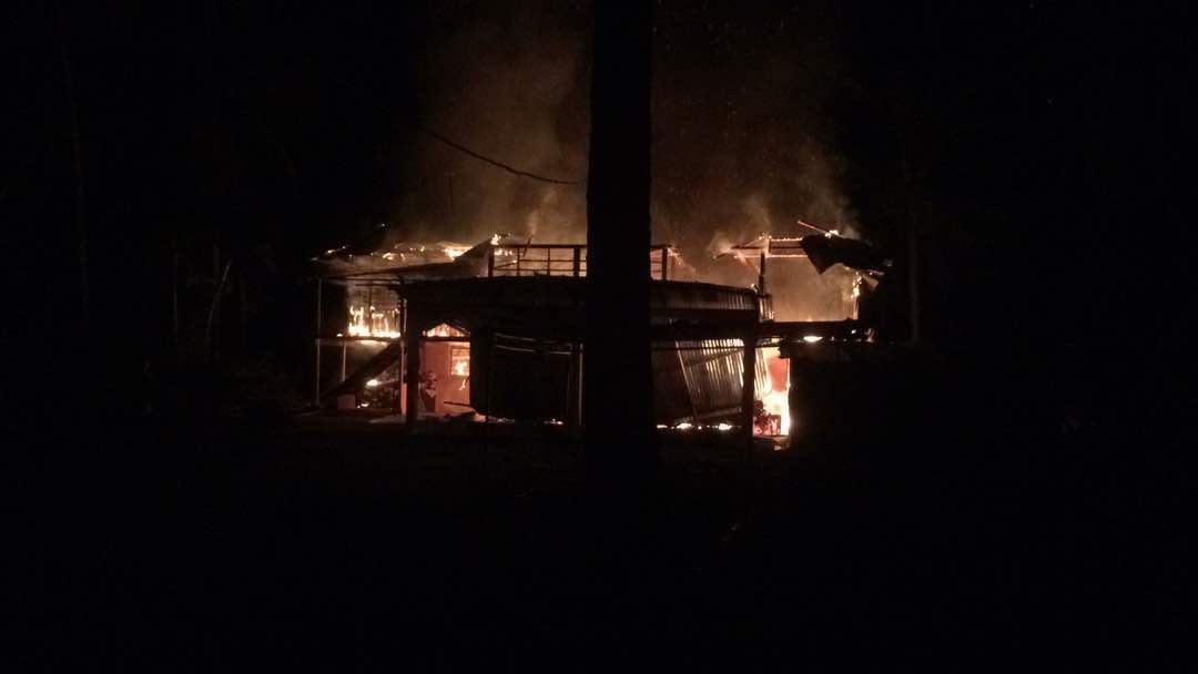 Ciksehaaaaa's tweet photo. Mintak jasa baik doa dari korg. Rumah makcik sedara sy terbakar di jilat api mlm td. Now, tinggal sehelai sepinggang je. https://t.co/MyiqZoY78A