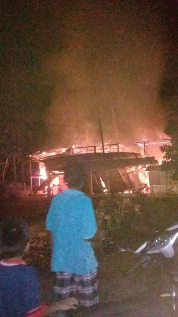 Ciksehaaaaa's tweet photo. Mintak jasa baik doa dari korg. Rumah makcik sedara sy terbakar di jilat api mlm td. Now, tinggal sehelai sepinggang je. https://t.co/MyiqZoY78A