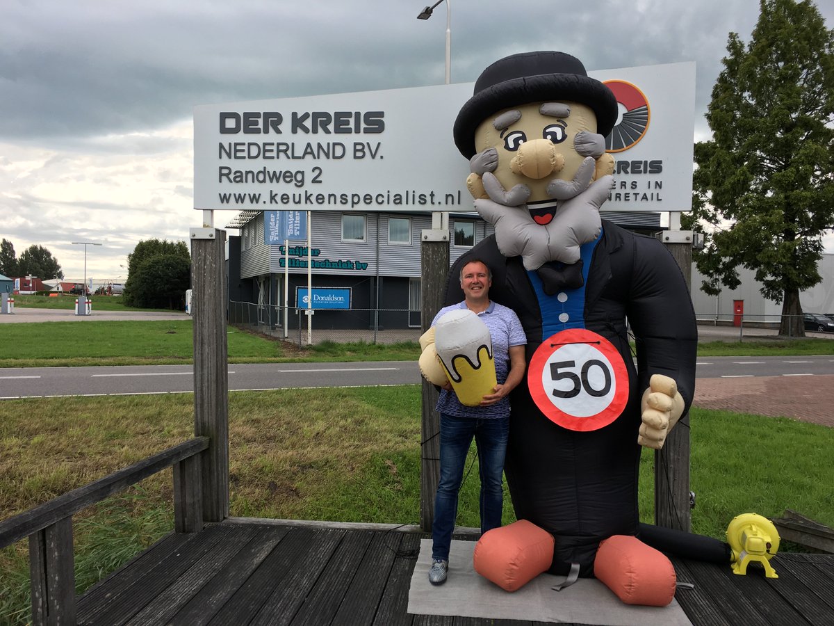 Afgelopen vrijdag zag hij Abraham en blies hij 50 kaarsjes uit. Nog van harte gefeliciteerd Martin! 🎉🎈 #50jaar #feestopkantoor