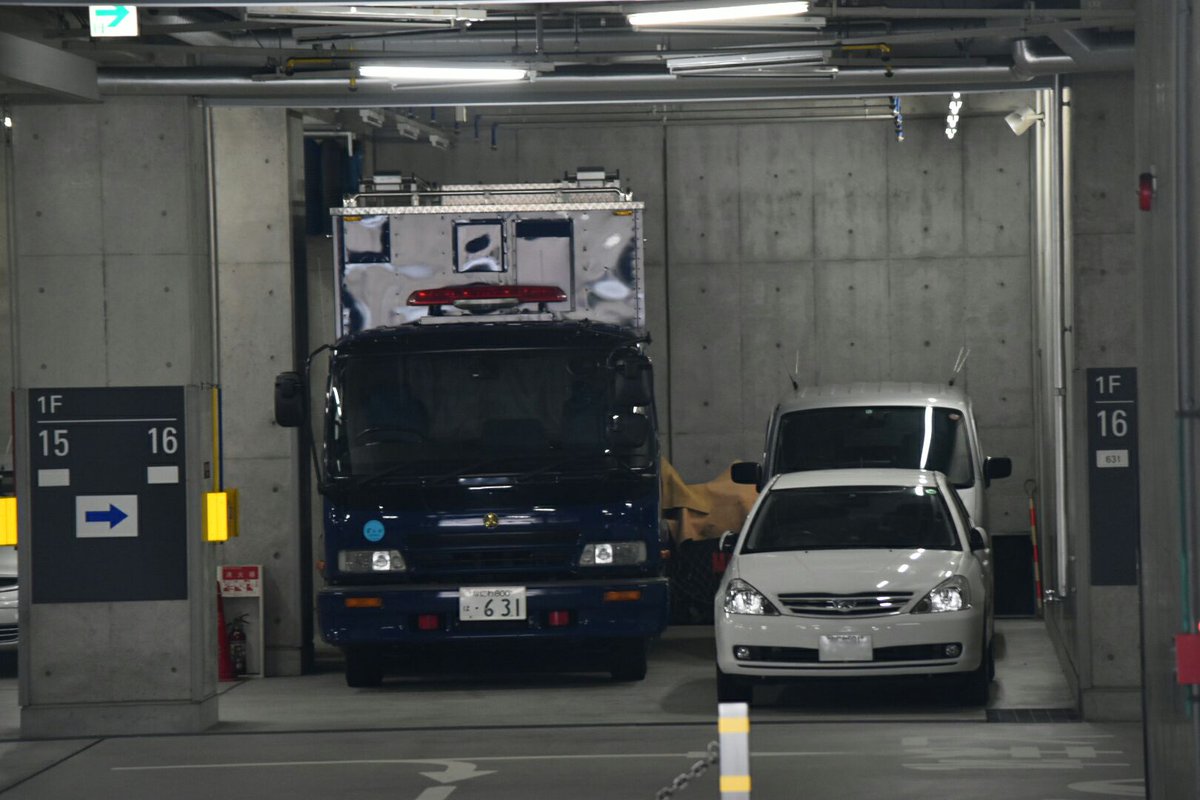 Mf10l33 大阪府警本部 刑事部捜査第一課特殊事件係 Maat フォワード 資機材搬送車 府警本部の車庫にいましたが まさかこの車両が見れるとは 防弾装備などが積載されていると思われますがなかなか謎に包まれた車両ですね