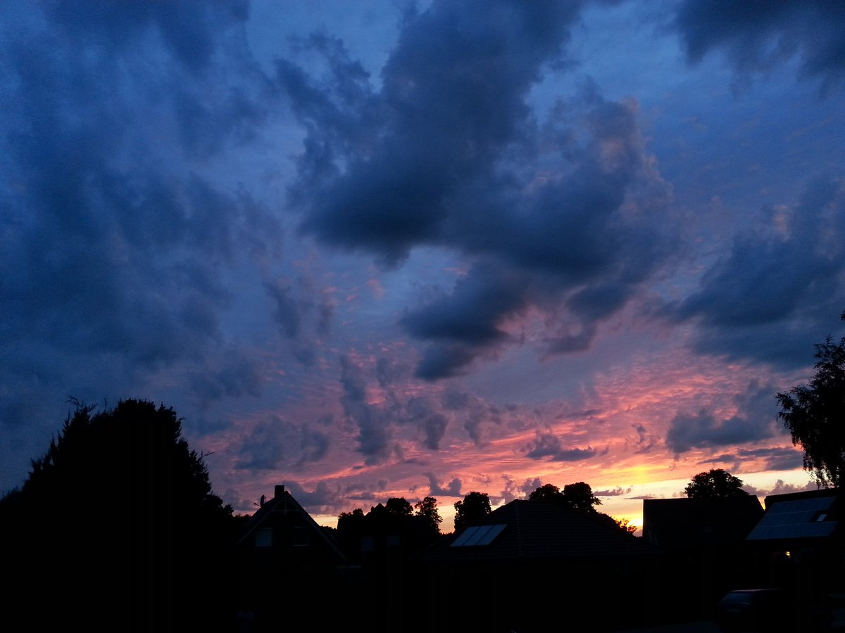 ullmann_anja's tweet photo. Noch ein bisschen schöner der Abendhimmel gestern 😎 https://t.co/51lSugGOFI