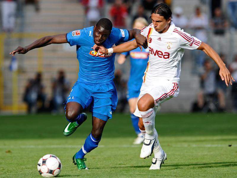 1 Ağustos 2008 | Galatasaray formasıyla ilk maçını Hoffenheim'e karşı oynayan Fernando Meira'nın Demba Ba ile mücadelesi.