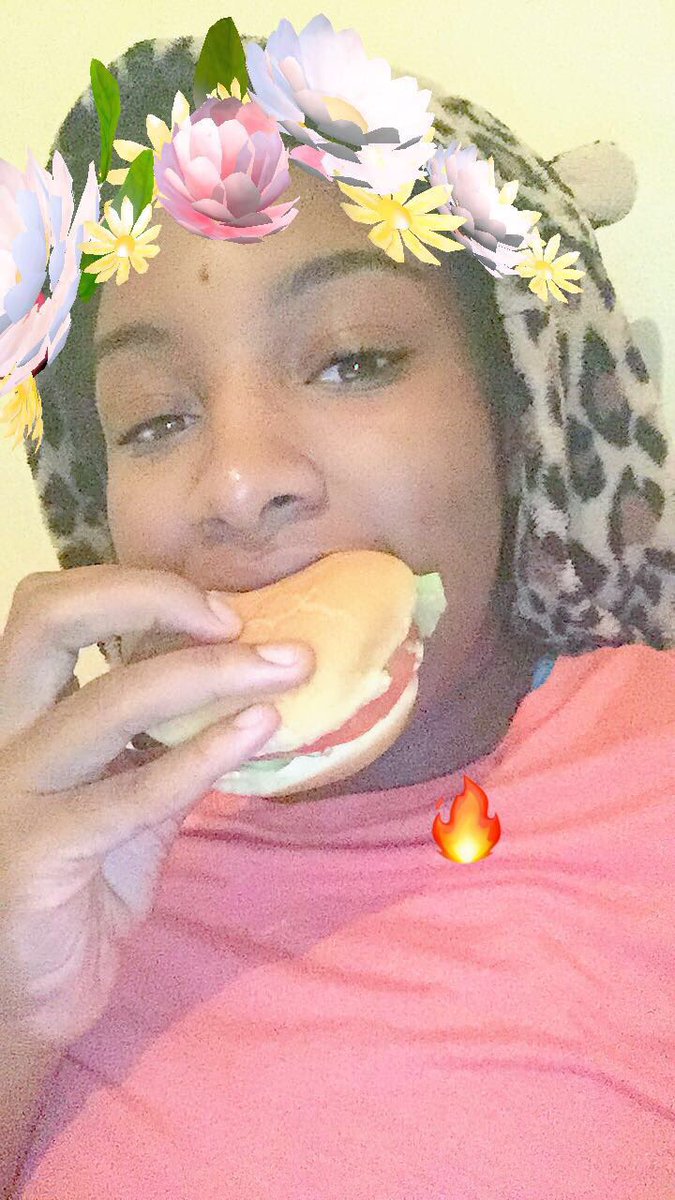 abibabyyy's tweet photo. tried to be cute and quirky but my hand looks like it's throwing up gang signs https://t.co/zSnM2yxeps
