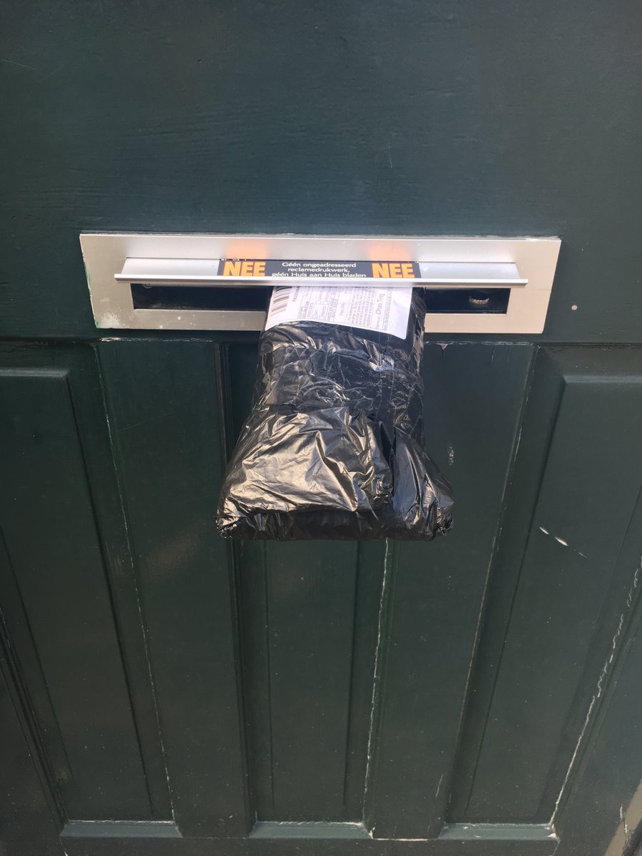 Joh, <a href="/PostNL/">PostNL</a> vind je dit normaal? En ja, dat is de buitenkant waar je tegenaan kijkt. #fail