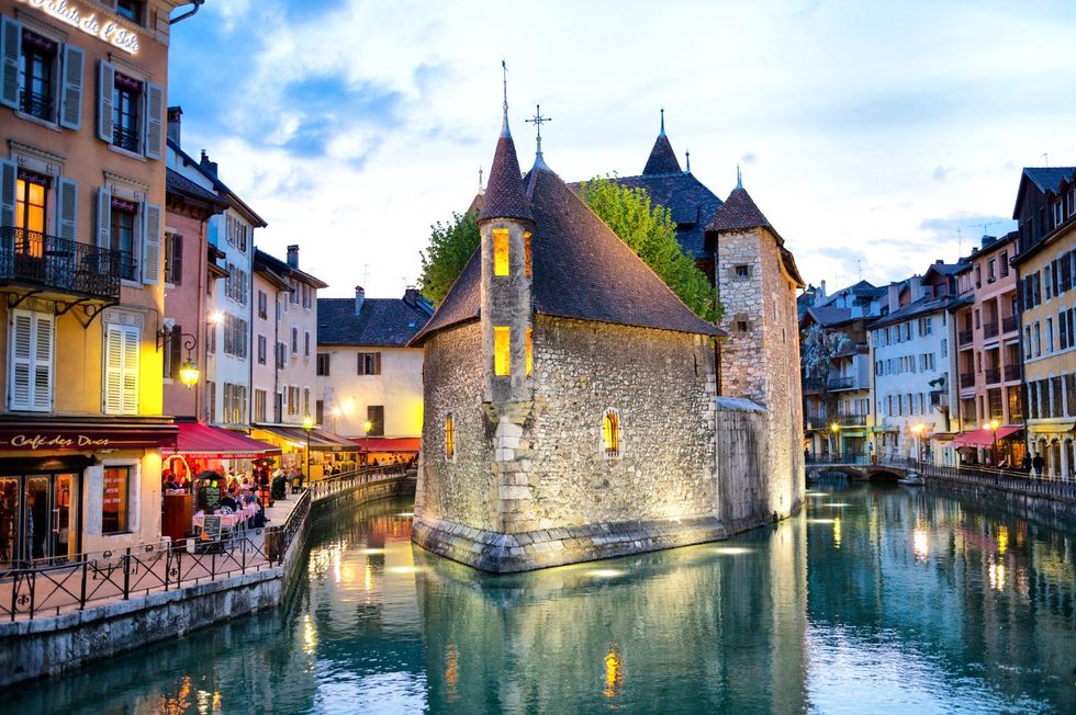 Sejourning's tweet photo. Y a pas que la mer qui est turquoise ! 💧
Annecy aussi ! 😲
C'est aussi charmant non ?

Alors par ici pour #annecy 👇
https://t.co/cjRVRCS3KP https://t.co/ietJ6fygDx