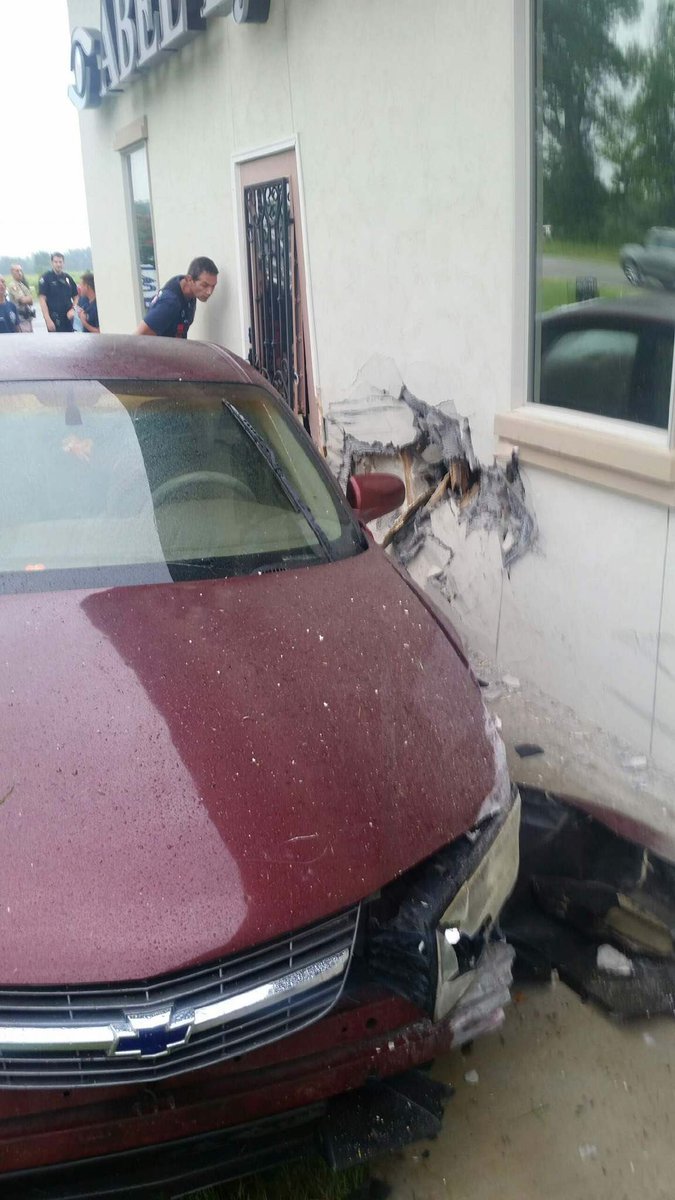 TulsaFire's tweet photo. Car vs Building. The building, near 119th and S Oxford Ave., won this time!! #TFD #carvsbuilding #Tulsa #MVA https://t.co/AgIowueVVe