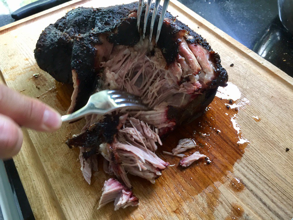 CR_Sieber's tweet photo. Olala! #pulletpork #grillson #leif #happydavid https://t.co/hEV2DpWvWY