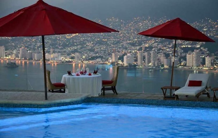 Llegada en helicóptero, con el mejor atardecer y una deliciosa cena. ¡Así es como Acapulco nos recibe!