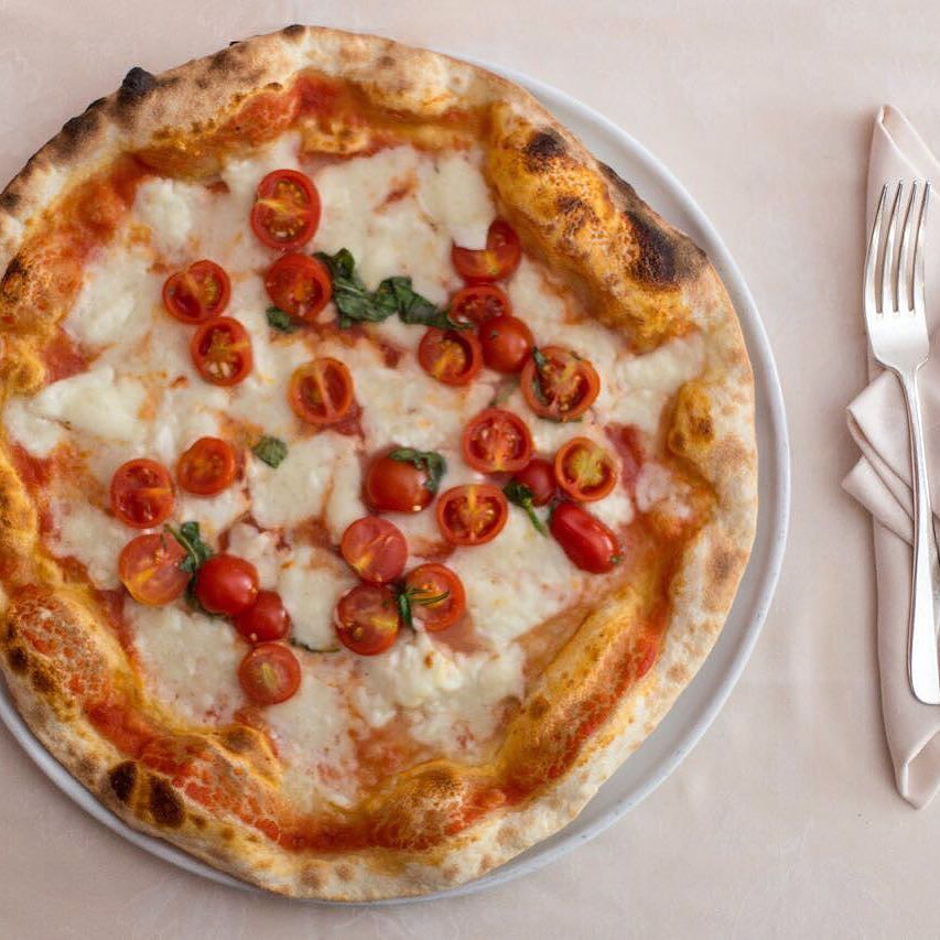 🍕😃 HAPPY PIZZA! 😃🍕
Discover the very special pizza by Le Specialità every day from 7pm to 9pm at the SPECIAL PRICE… ift.tt/2ufs1qk