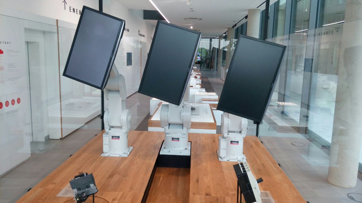 etz_vdeverlag's tweet photo. Das preisgekrönte Roboterbalett #3Bots in der Mitsubishi Electric World.

#etztour @MitsubishiElect  #MitsubishiElectricWorld #Robotik https://t.co/rwfjyymZa2