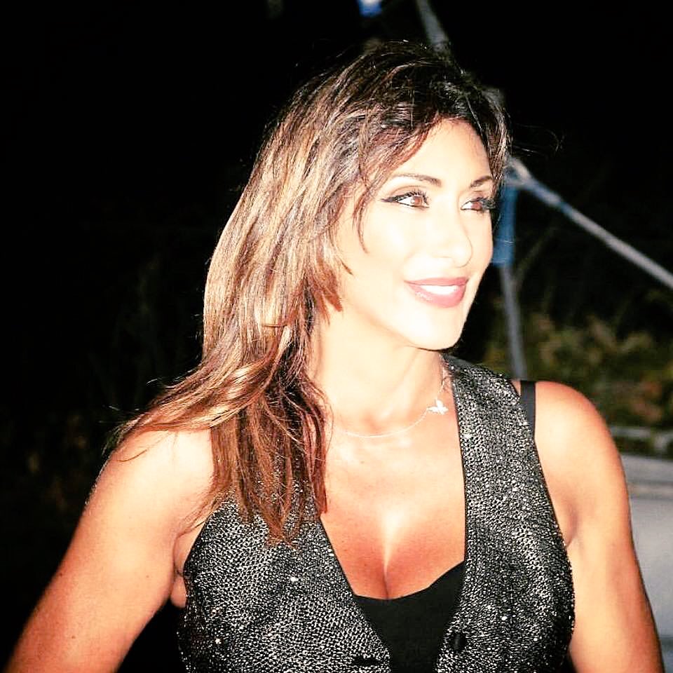 SabrinaSalerno's tweet image. Che sia per chi va in vacanza un mese rilassante!! #holiday #august #smile #positiveenergy #picoftheday #sabrinasalerno #me #modalitavacanza