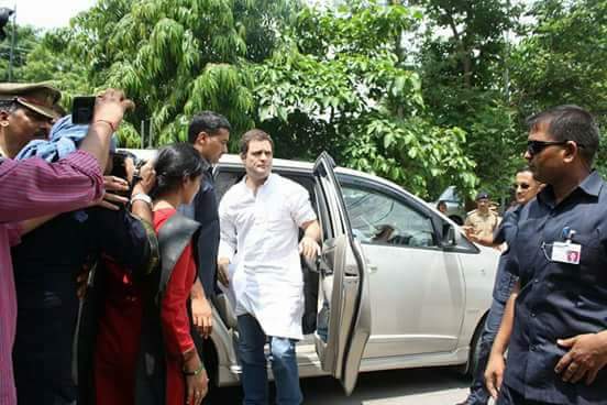 Sushant07258089's tweet photo. @IYC @Radhika_Khera @OfficeOfRG @CongresOdisha 
NHAI दफ्तर लखनऊ पहुँचे राहुल गांधी जी !
किसानों के सम्मान में कांग्रेस पार्टी मैदान मे.... https://t.co/vtEiZXMFsY