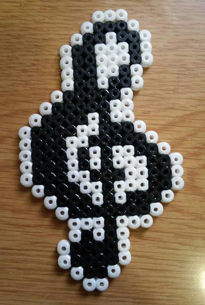 Mundo__Hama's tweet photo. Seguimos con el martes y hoy os traemos algo musical: esta clave de sola blanca y negra, hecha con hama beads. https://t.co/p9Et7dRkhu