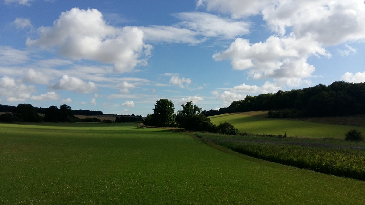 choccychops's tweet photo. #LoveWhereYouLive #Whempstead #Hertfordshire #acresofsky https://t.co/gA3OUfC1er