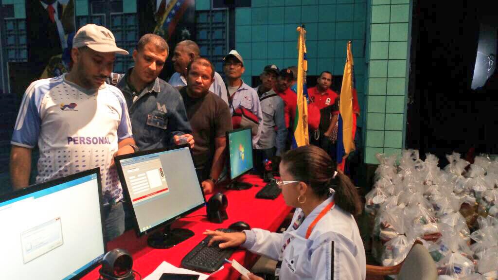 VENALUM_CVG's tweet photo. AHORA| Venalum realiza segunda entrega de combos alimenticios para beneficiar a sus trabajadoras y trabajadores. @NicolasMaduro @MinPPIBES https://t.co/zO2iXt1b2U