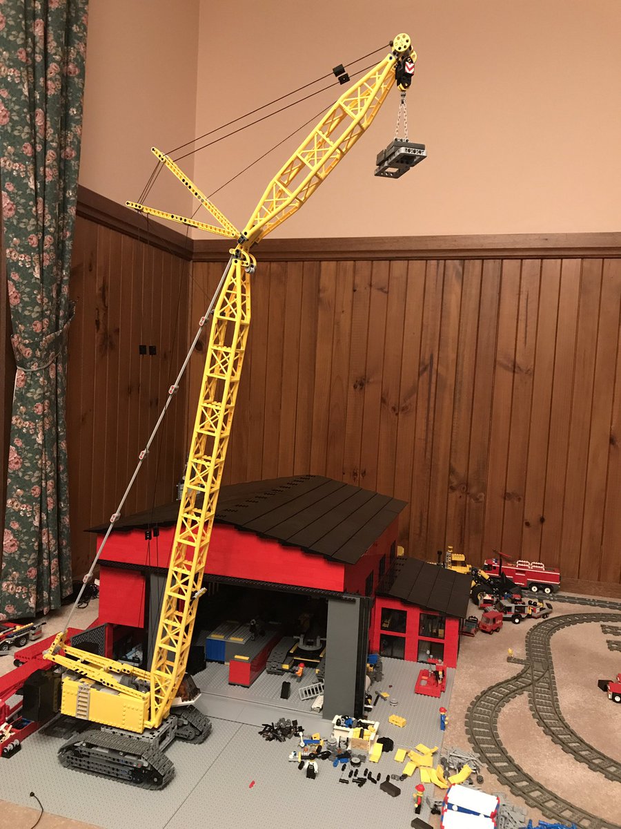 Big_Red_Shed's tweet image. 400g @ a radius of 60 studs and height of 140 studs @LEGO_Group #CrawlerCrane #PowerFunctions