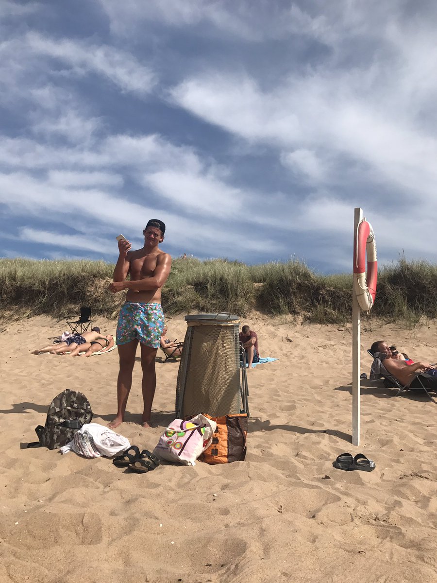 nilssonseb's tweet photo. Att man skulle få hänga på Tylösand med mr. vacation sista semestervecka med https://t.co/0cxsKuz4Kb