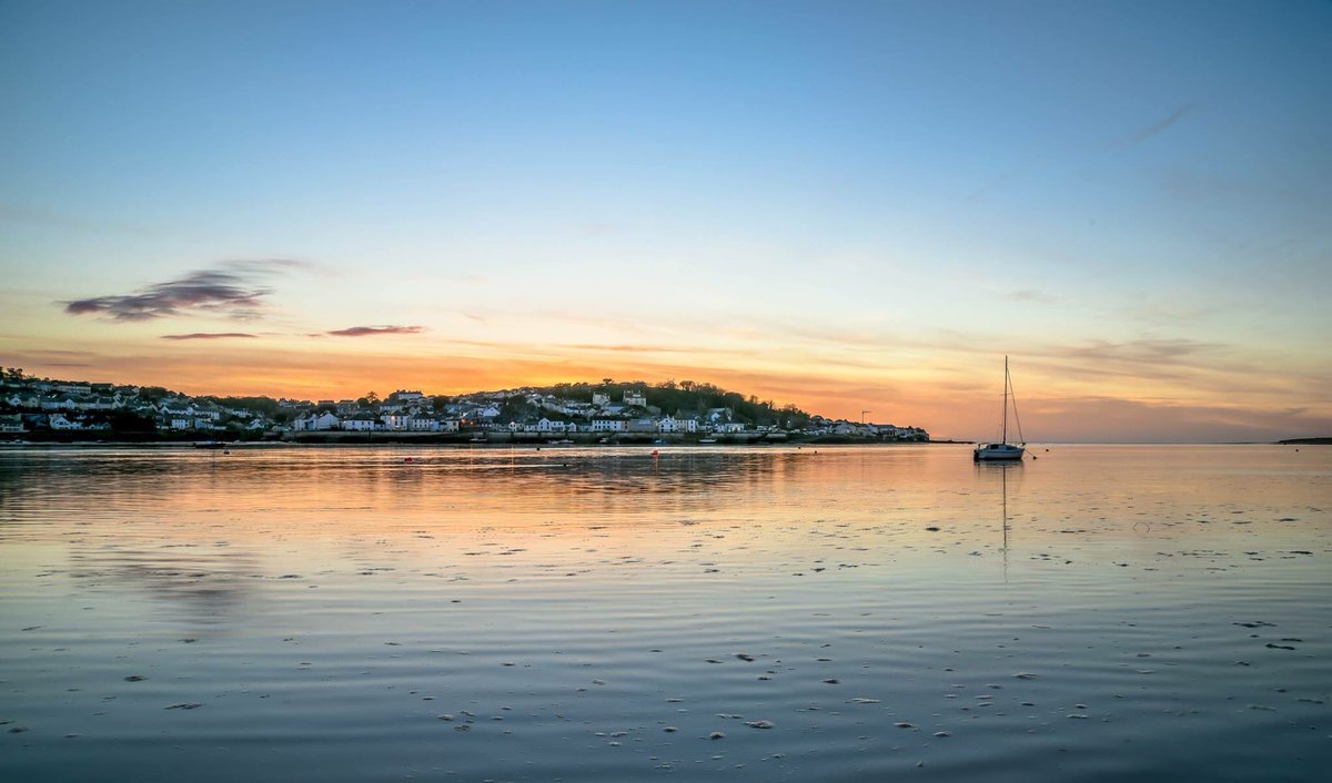 Sun setting on Appledore
as taken from Instow beach photo #DaveShapland <a href="/lovenorthdevon/">North Devon</a> <a href="/VisitDevon/">Visit Devon</a>