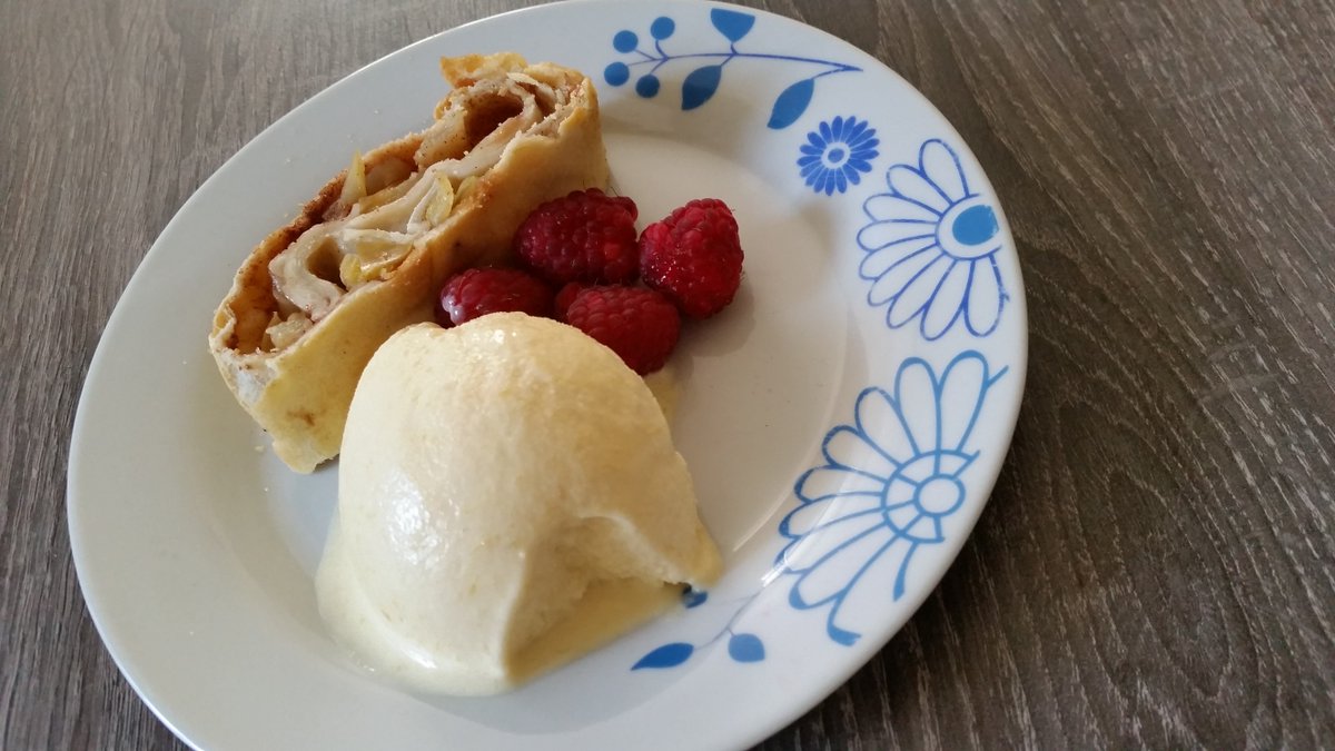 MiniBackmonster's tweet image. #VeganerApfelstrudel mit selbst gemachten #Pfirsicheis und eigene Himbeeren 😙