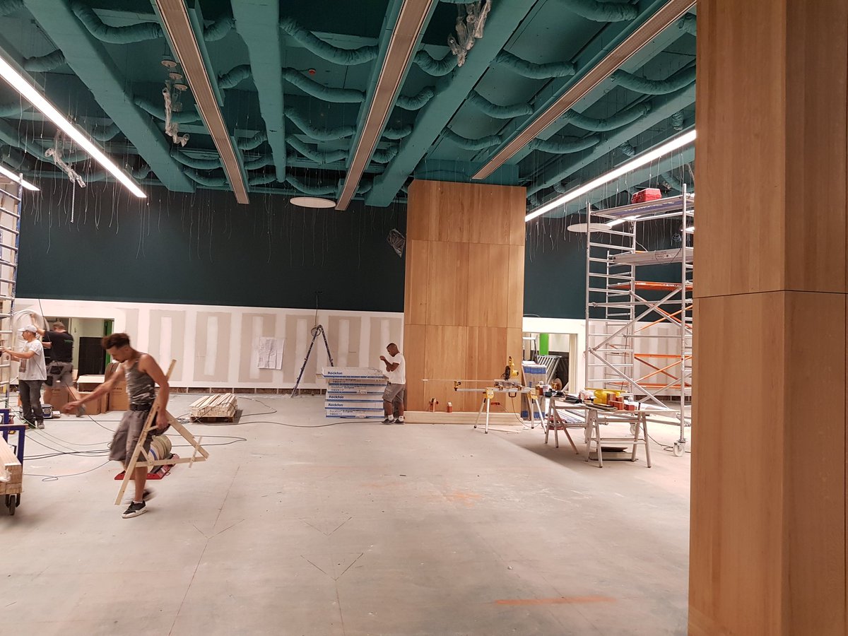 wouterommeslag's tweet photo. Er wordt 24/7 doorgewerkt. Einde schilderwerken aula en tegelwerken clubke #odiseefm https://t.co/h4B0poszD1