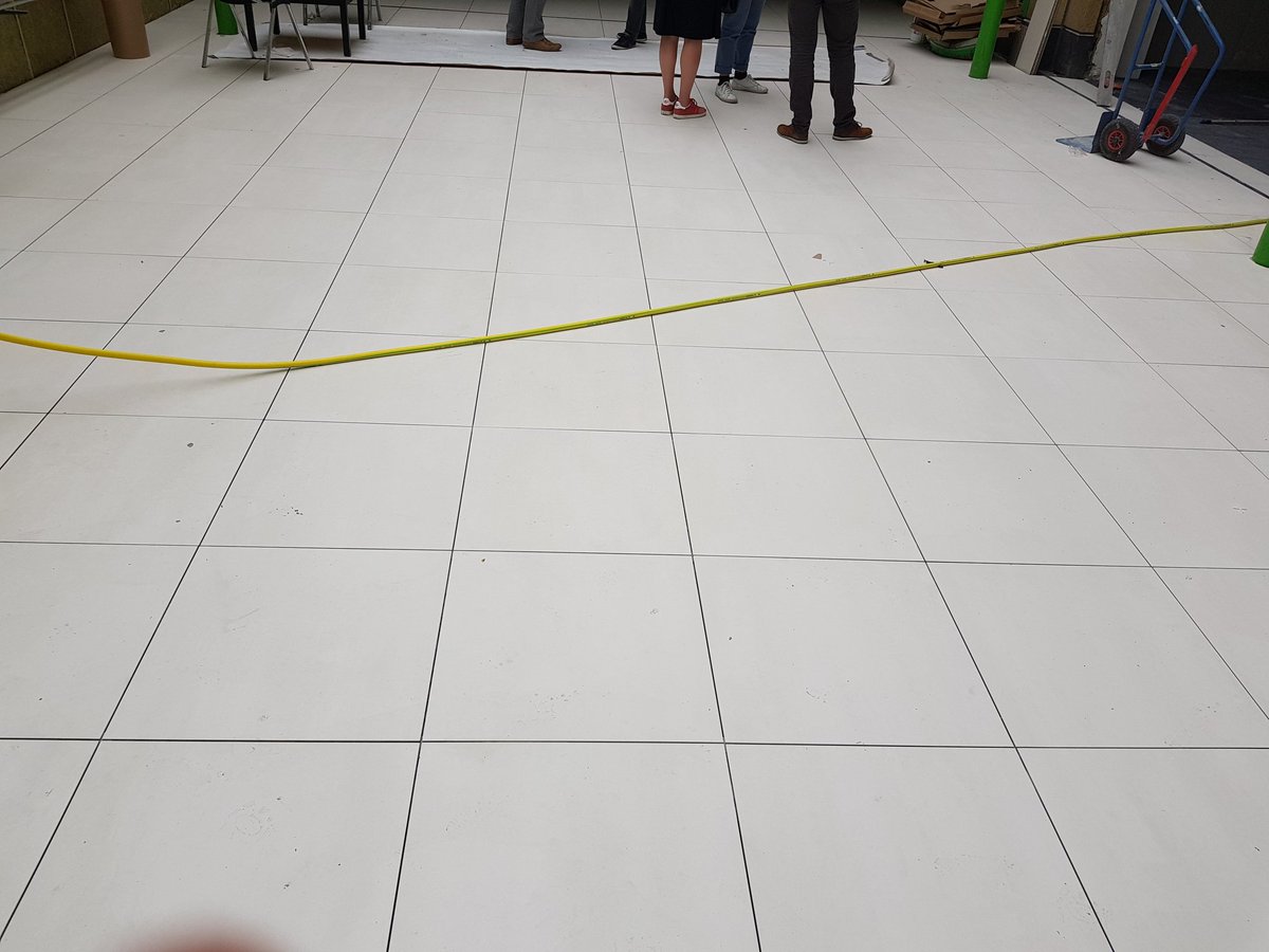 wouterommeslag's tweet photo. Er wordt 24/7 doorgewerkt. Einde schilderwerken aula en tegelwerken clubke #odiseefm https://t.co/h4B0poszD1