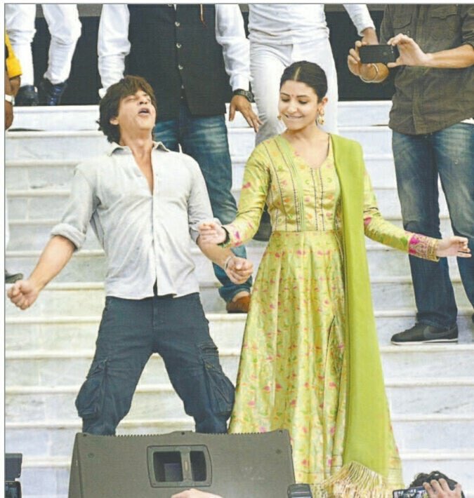SRKCHENNAIFC's tweet photo. More New Pics: @iamsrk, #ImtiazAli, &amp; @AnushkaSharma Entertain Fans In Varanasi!#JHMSInVaranasi   #JHMSThisFriday https://t.co/ONIKLEoFhE