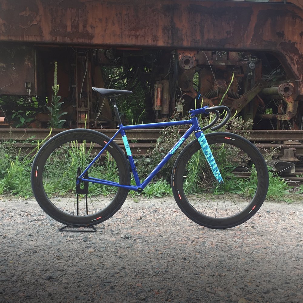 granuleframes's tweet image. This beauty is Singapore bound! Wouldn't look out of pace with @BIKEChnlCanyon with the paint scheme.