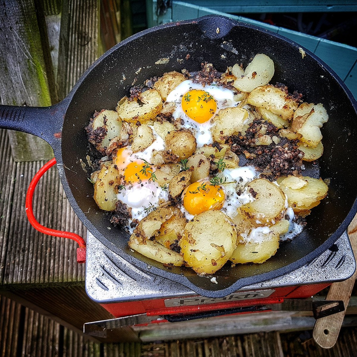 devonwoodsmoke's tweet image. In August I will be cooking all my meals outdoors rain or shine, this is the first.. saute potatoes from the garden #bbq #ukbbq #bbqlife