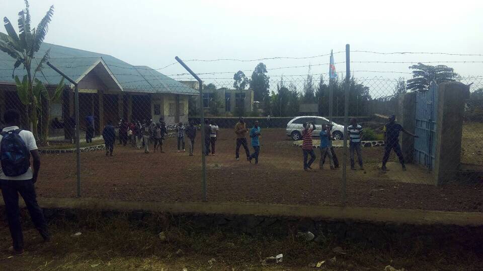 #Goma: Nos 30 camarades &amp; 29 autres manifestants relâchés présentement. Éprouvés, fatigués, mais DEBOUT et prêts à retourner au "front"