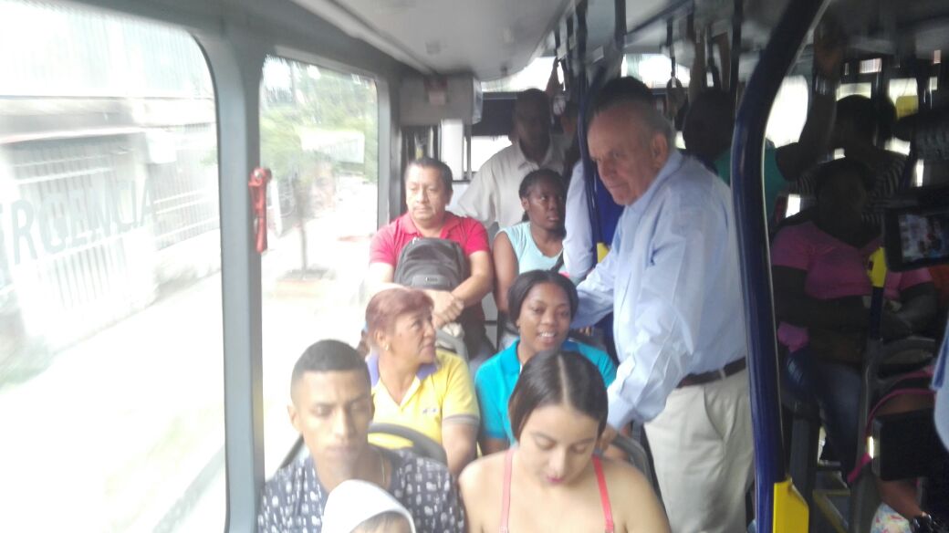 positivonoti's tweet photo. #AEstaHora el alcalde @MauriceArmitage inicia recorrido en las rutas del oriente en las que se está implementando la #TarifaPromocionalMIO. https://t.co/Djqki5UC9V