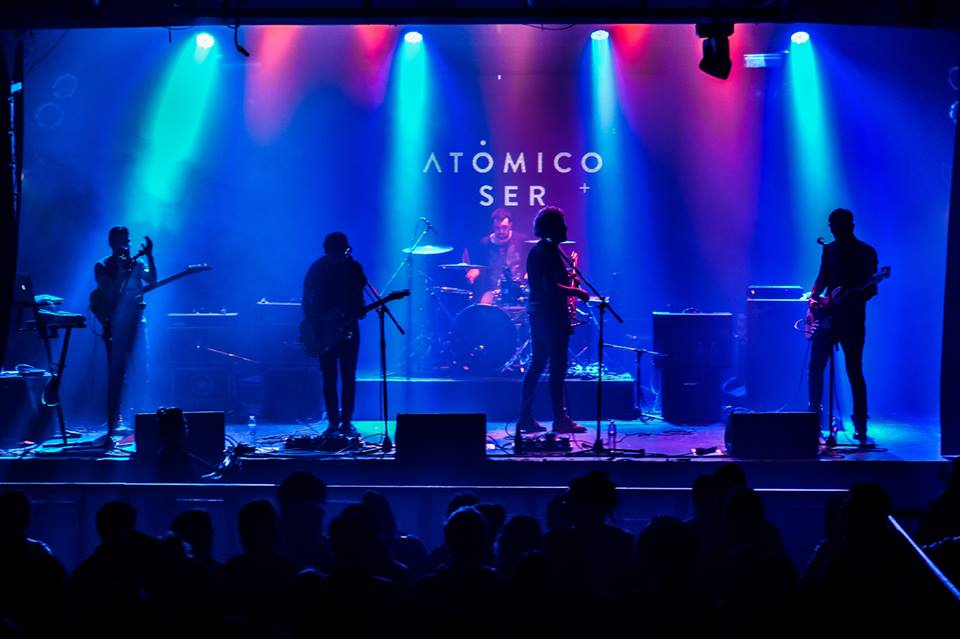 #Musica #ALaCalle 🐦
<a href="/AtomicoSer/">Atómico Ser</a> define su sonido como un paseo por el #Indie, el #Pop y el #Rock atómico.
Escuchá > goo.gl/E1Lz59